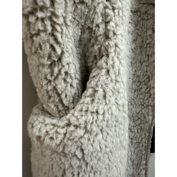 NWT Love Tree Soft Sherpa Faux Fur Vest Jacket Hooded Soft Comfort White&Gray M - Picture 4 of 12
